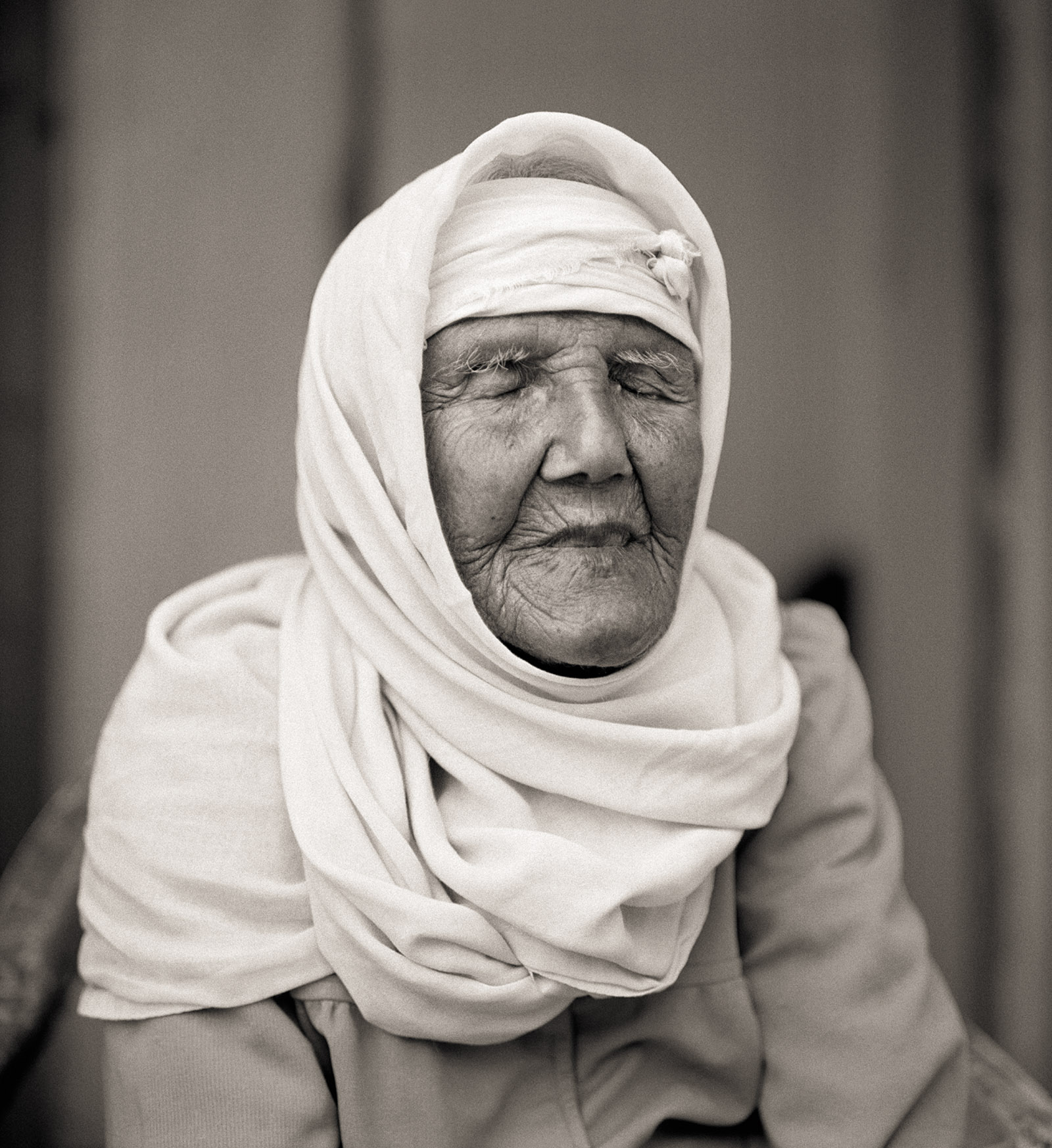 Anisa Ahmad Jaber Mahamid, born in 1908 in the Palestinian ­village of al-Lajjun, Jenin District, and ­photographed by Fazal Sheikh in the Arab-Israeli city of Umm el-Fahem, 2011. Her portrait appears in Memory Trace, the first volume in Sheikh’s Erasure Trilogy, published by Steidl in 2015.