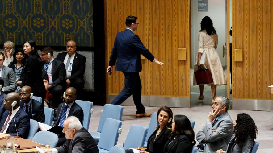 Photo de Nikki Haley, Représentante des États-Unis aux Nations Unies quittant la salle du Conseil de Sécurité au moment où Riyad Mansour, Représentant de la Palestine, commence son allocution, le 15 mai 2018 à New York. Photo extraite du cette note de pesse intitulée "EE.UU. se queda solo en la ONU " (La Vanguardia, édition du 16/5/2018).