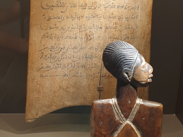 Tablette d'écriture et statuette Omolangidi, Yoruba (Nigeria). Afrika Museum, Berg en Dal, Pays-Bas (2023)