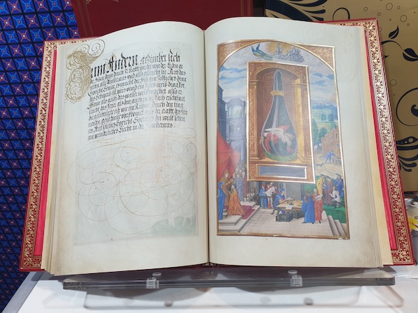 Splendor Solis (1582), codex attribué à Salomon Trismosin exposant les clés de la cabale, de l'astrologie et du symbolisme alchimique. Editions Moleiro, Salon du Patrimoine, Paris (2024). Original conservé à la British Library, Londres.