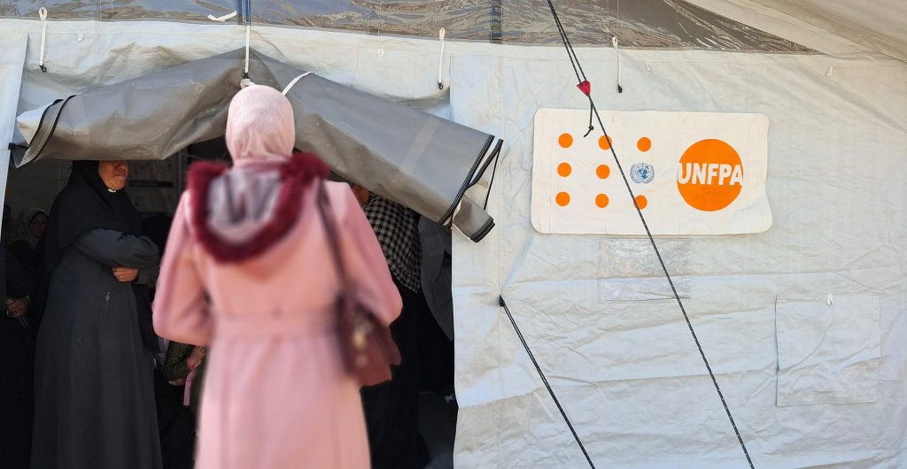 Des femmes et filles de Gaza se rendent dans un « safe space » soutenu par l'UNFPA.
