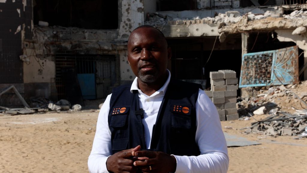 Nestor Owomuhangi, représentant de l'UNFPA en Palestine, lors d'une visite des initiatives de son agence à Gaza.