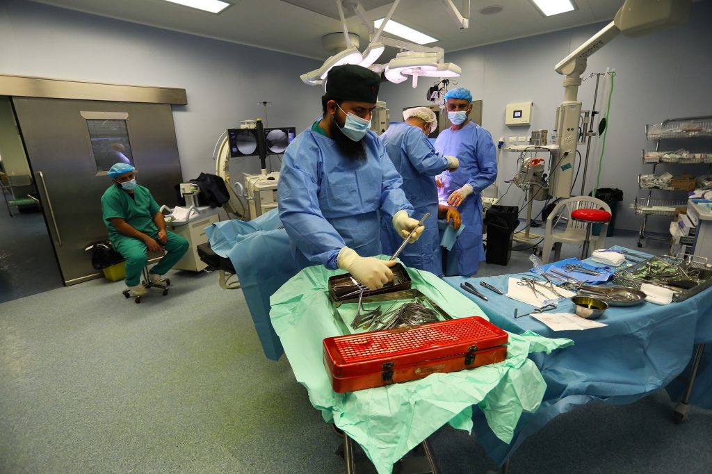 Des chirurgiens opèrent un patient à l'hôpital Al-Quds à Gaza.