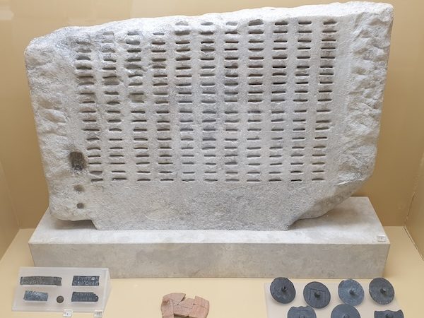 Le klèrôtèrion, ou machine à tirage au sort utilisée dans la démocratie athénienne antique. Musée de l'Agora d'Athènes (2023)
