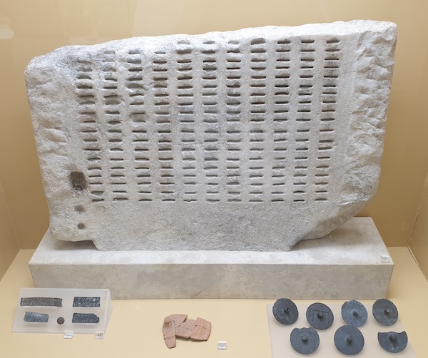 Le klèrôtèrion, ou machine à tirage au sort utilisée dans la démocratie athénienne antique. Musée de l'Agora d'Athènes (2023)